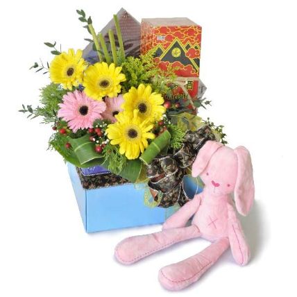 Sweet And Healthy Baby Shower Hamper: Flowers and Teddy Bears
